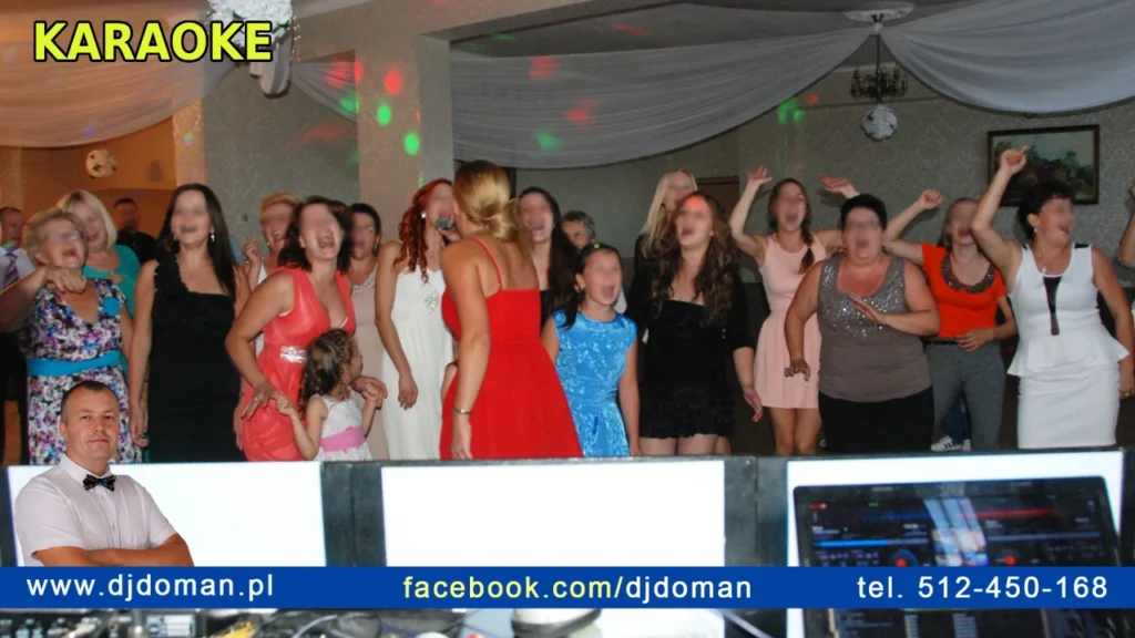 Karaoke na weselu Tarnobrzeg DJ wodzirej atrakcje weselne Goście weselni bawiący się podczas karaoke w Tarnobrzegu z profesjonalnym DJ-em i wodzirejem.