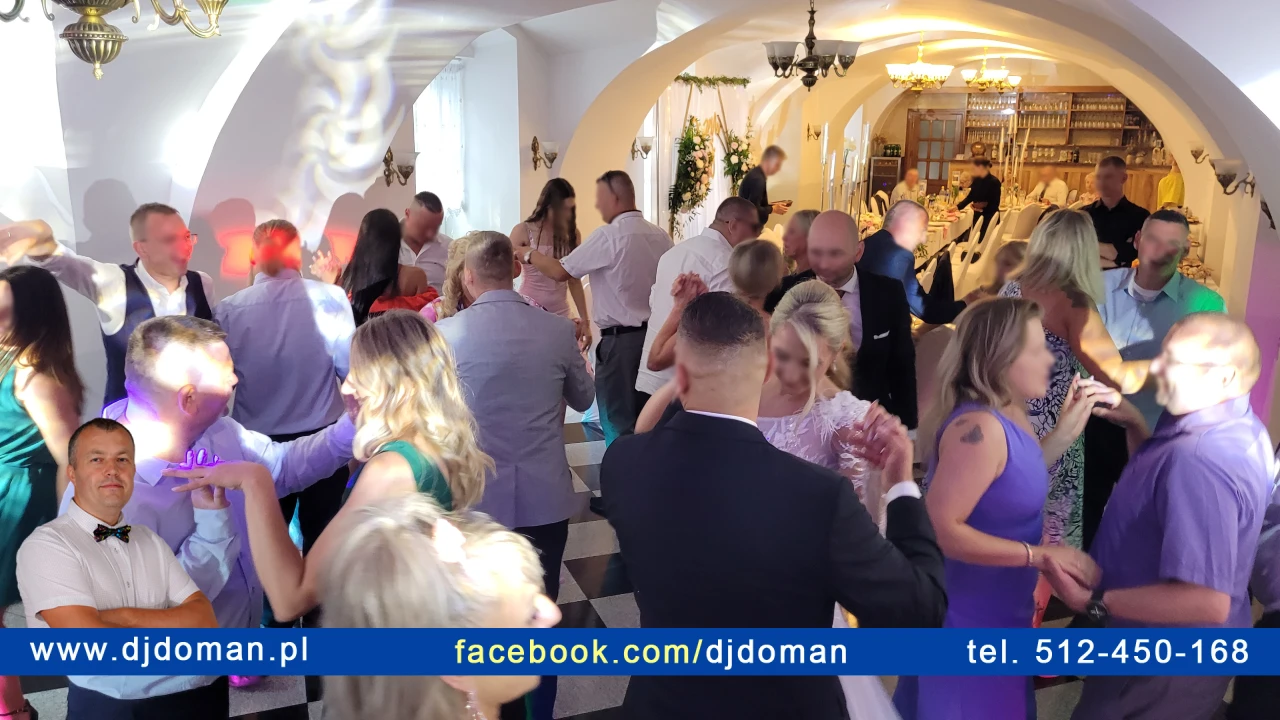 DJ Doman Dariusz Domański podczas miksowania muzyki na weselu w Tarnobrzegu