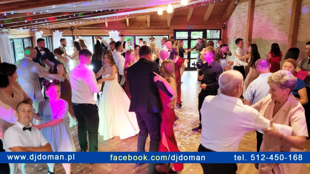 DJ na wesele Janów Lubelski oprawa muzyczna Wodzirej Doman DJ na wesele Janów Lubelski miksuje muzykę na żywo przy profesjonalnej konsolecie i nagłośnieniu.